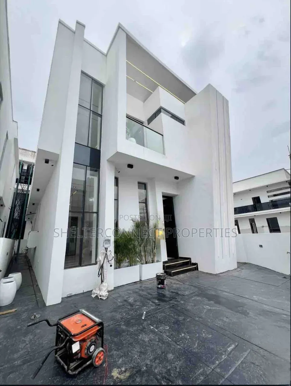 5bdrm Duplex in Chevron for sale