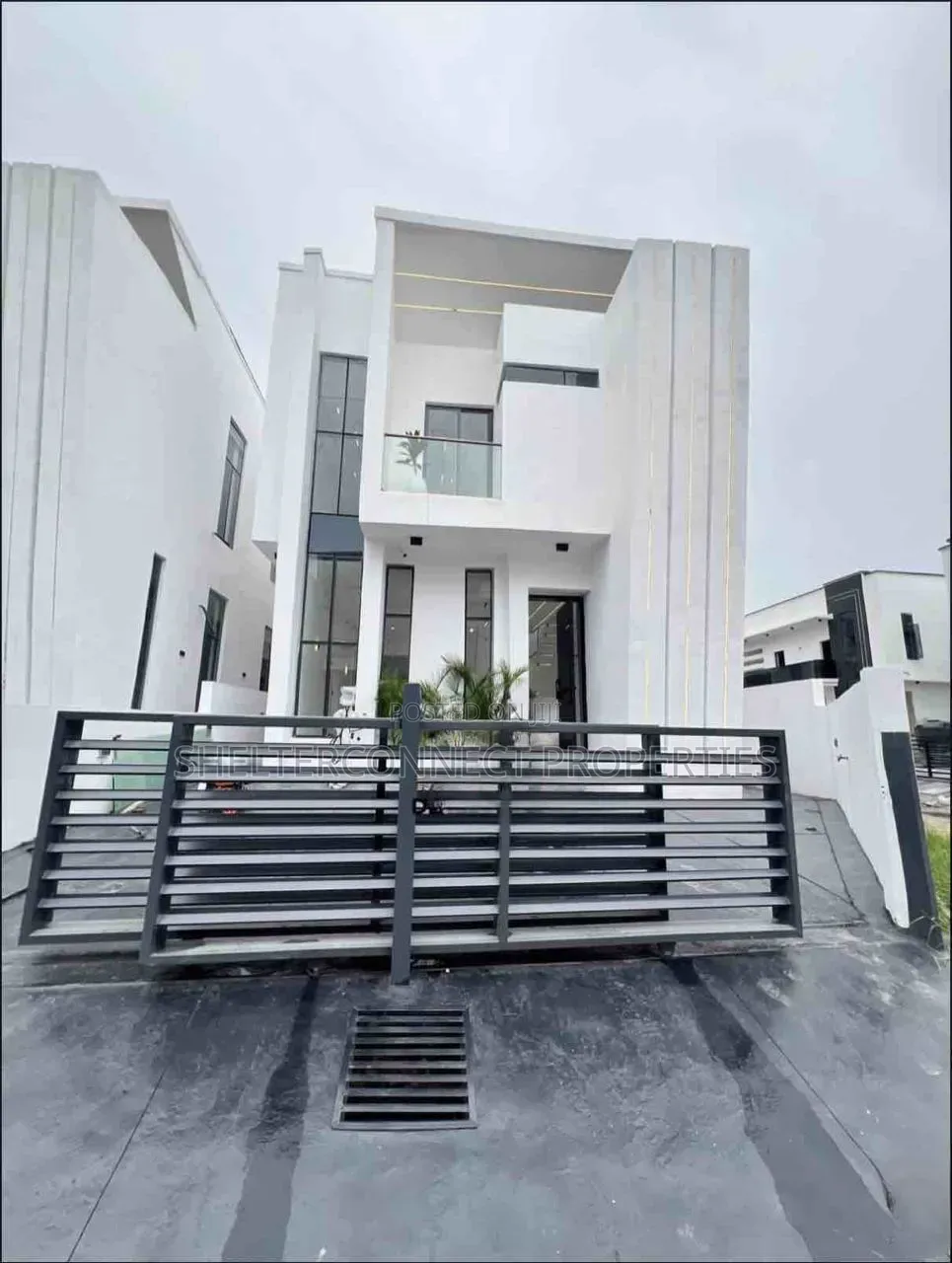 5bdrm Duplex in Chevron for sale