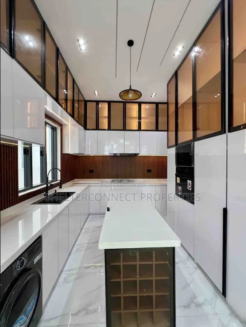 5bdrm Duplex in Chevron for sale