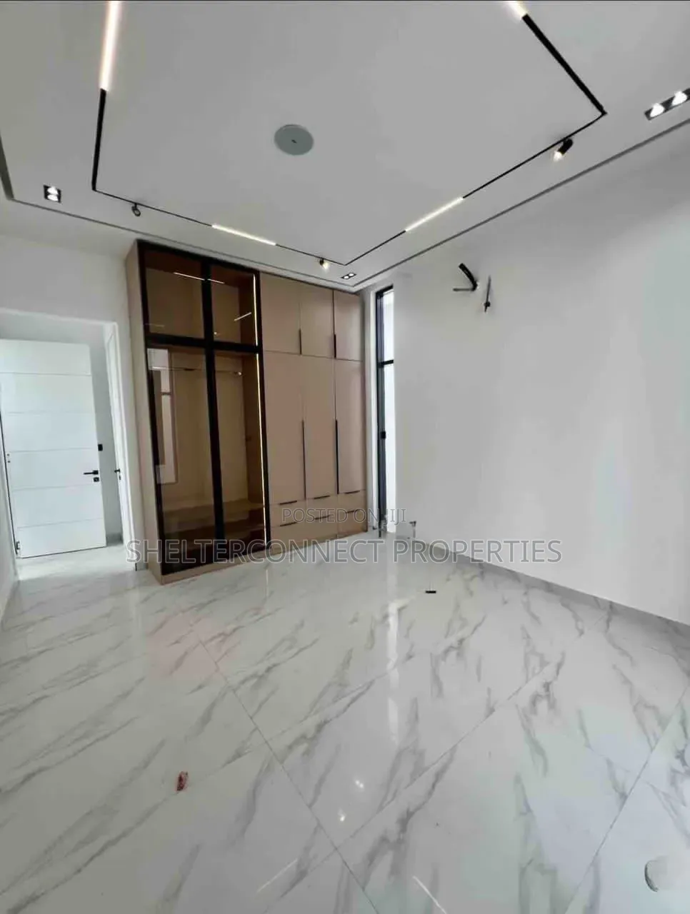 5bdrm Duplex in Chevron for sale