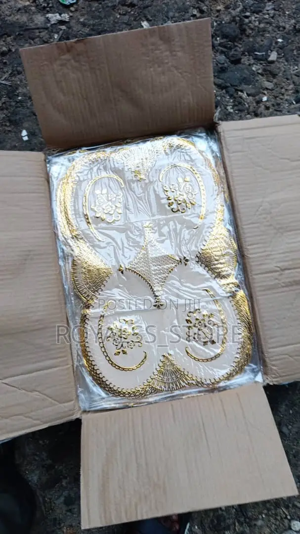 6pcs Decorative Waterproof Gold Lace Table Mat / Runner Set