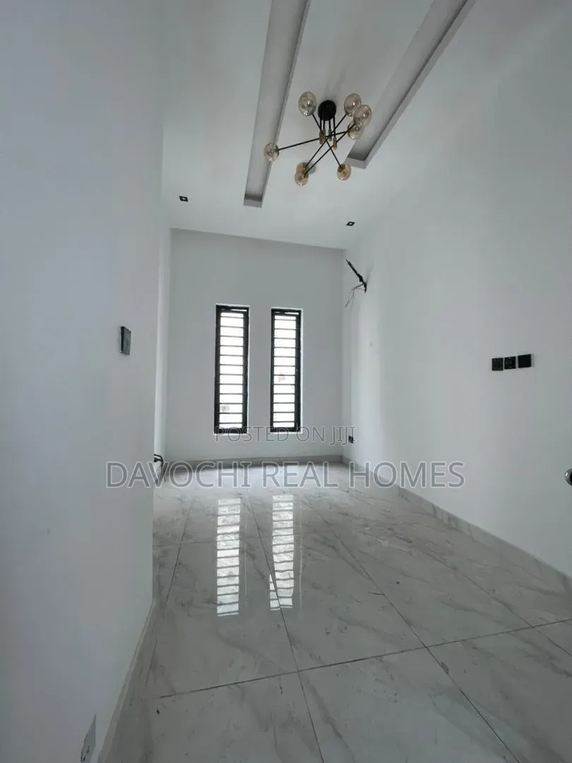 5bdrm Duplex in Osapa london for sale