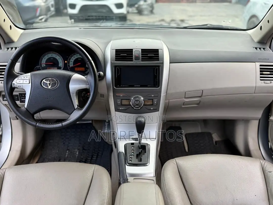 Toyota Corolla 2011 Silver
