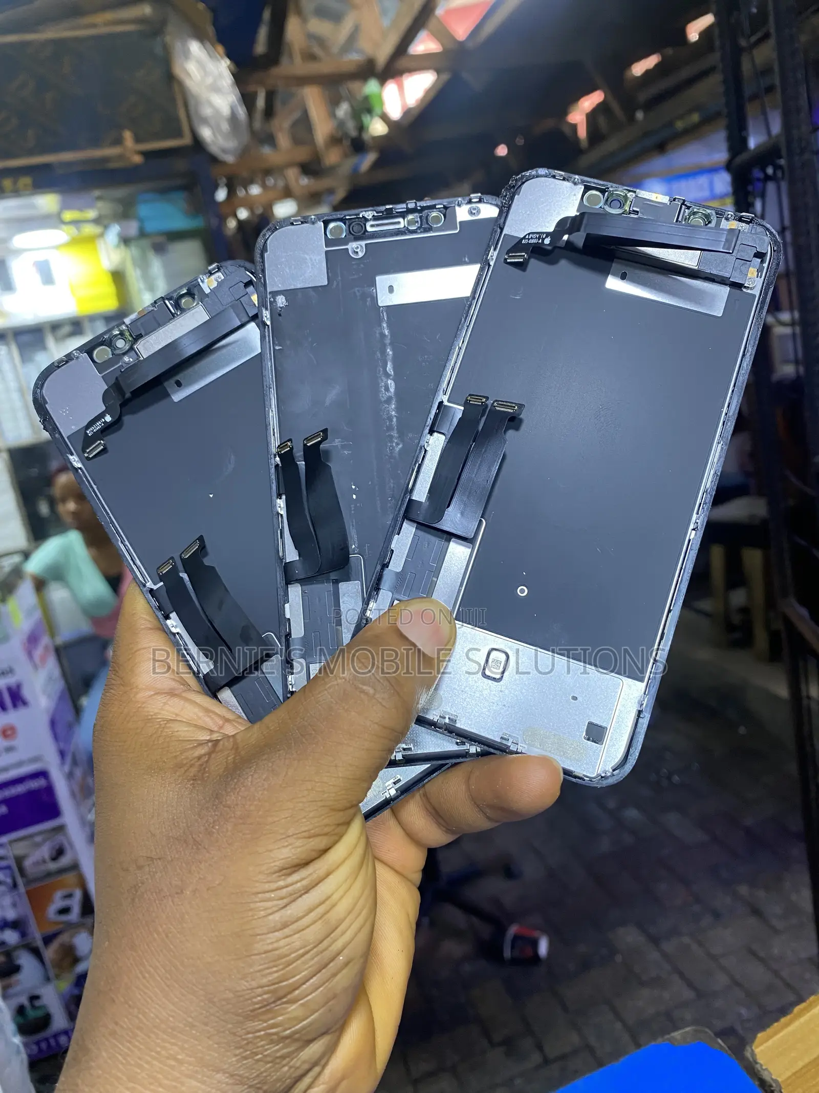 iPhone Xr Follow Come Screens