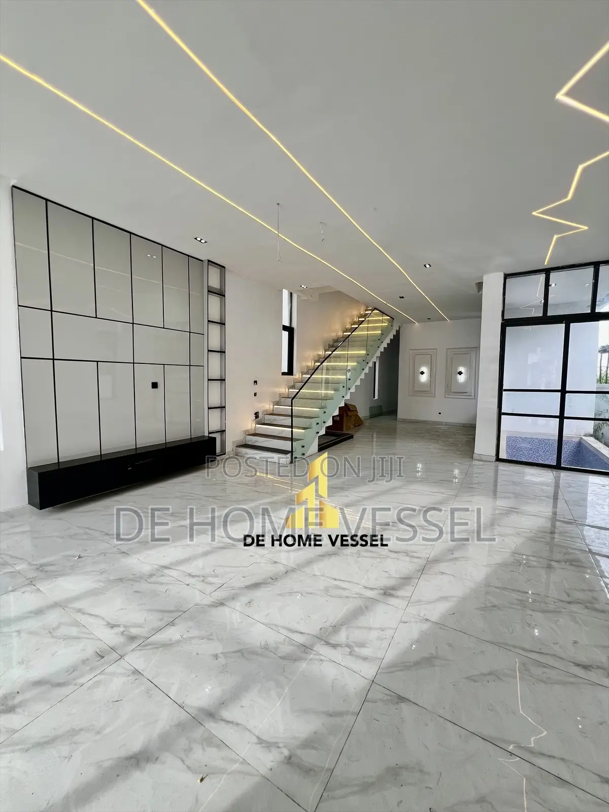 5bdrm Duplex in Chevron for sale