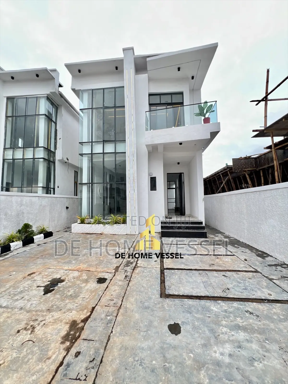 5bdrm Duplex in Chevron for sale