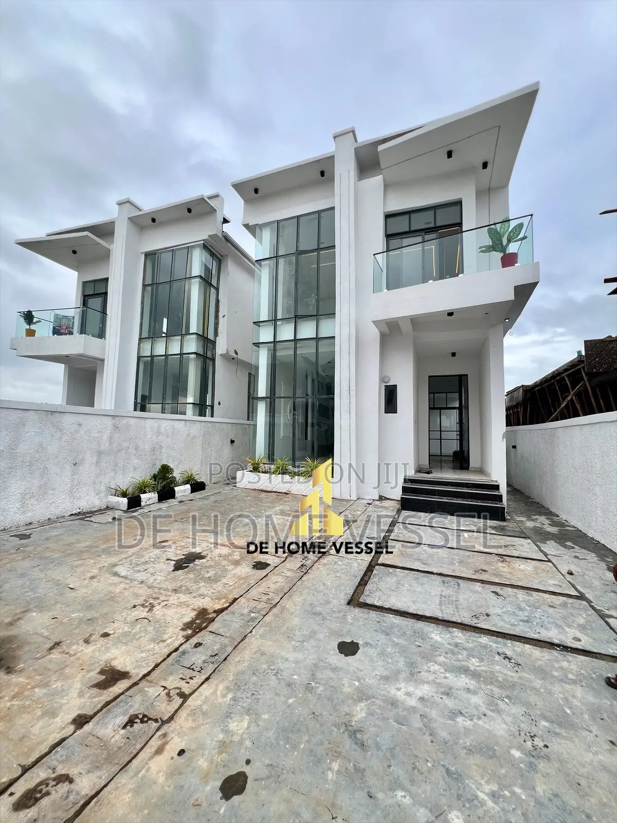 5bdrm Duplex in Chevron for sale