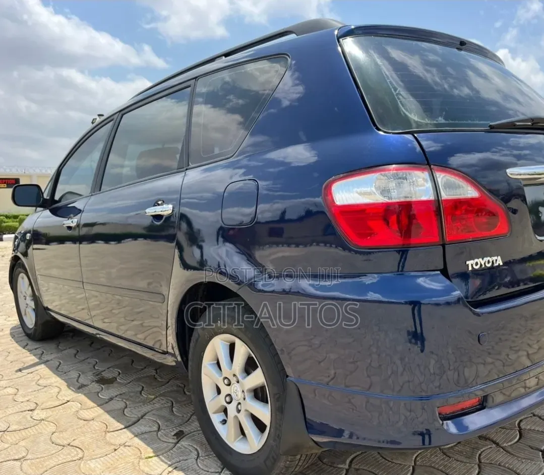 Toyota Avensis Verso 2007 Blue