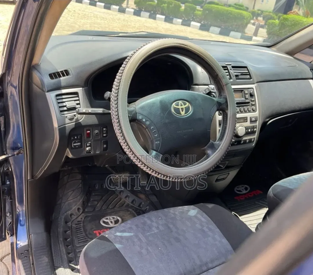 Toyota Avensis Verso 2007 Blue