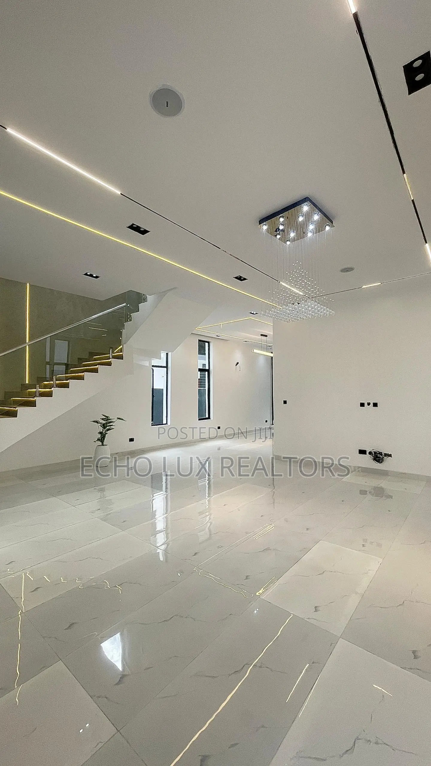 5bdrm Duplex in Chevron for sale
