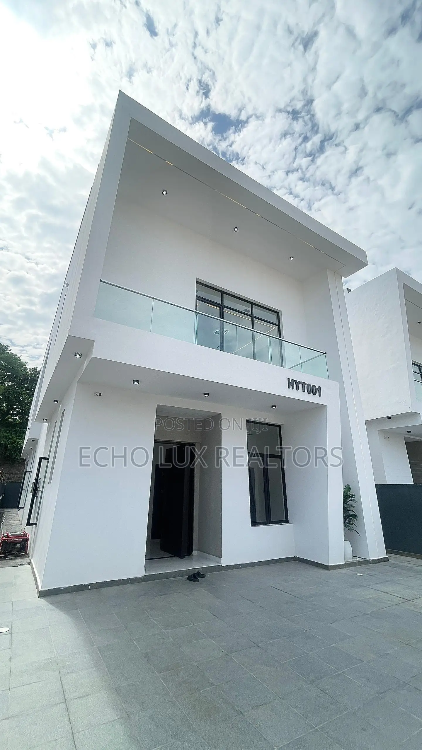 5bdrm Duplex in Chevron for sale