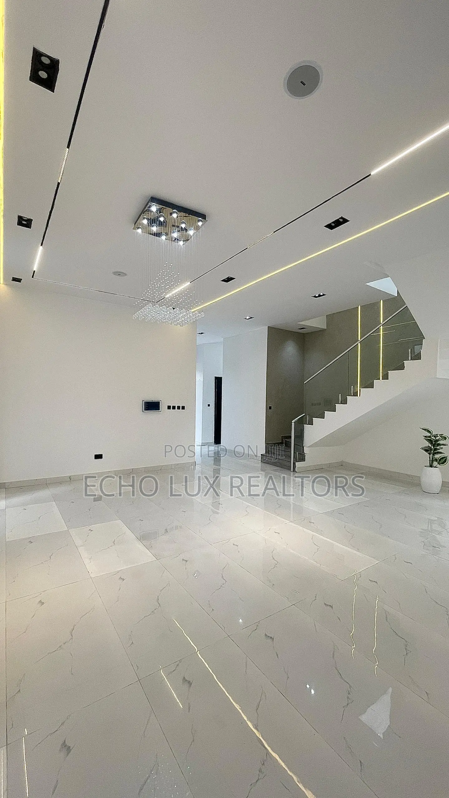 5bdrm Duplex in Chevron for sale