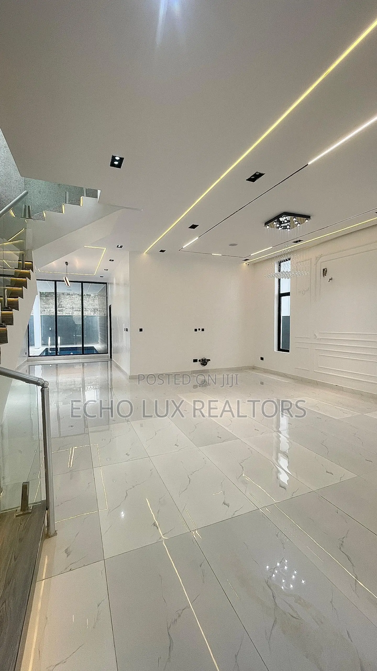 5bdrm Duplex in Chevron for sale