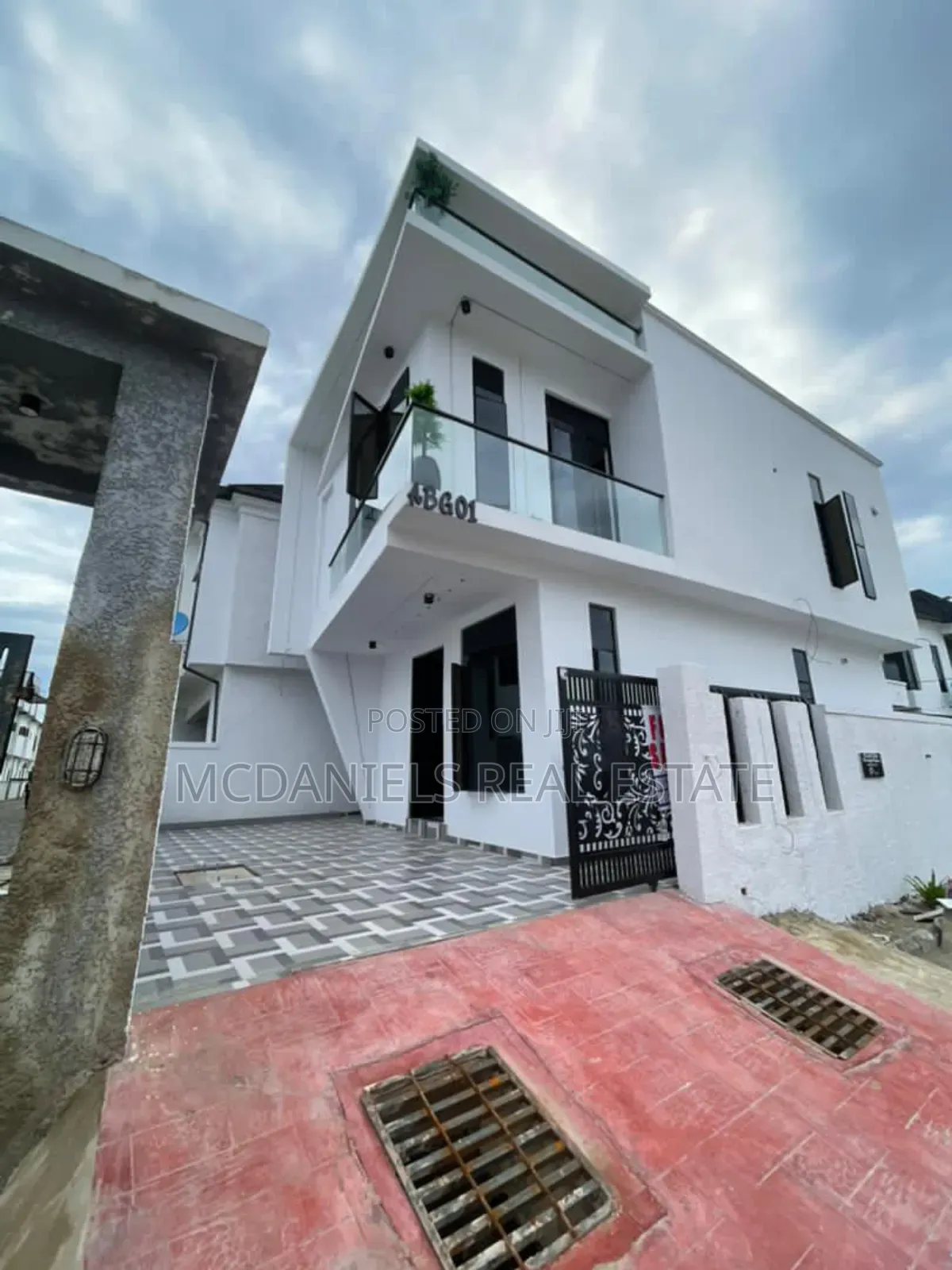 5bdrm Duplex in Chevron for sale