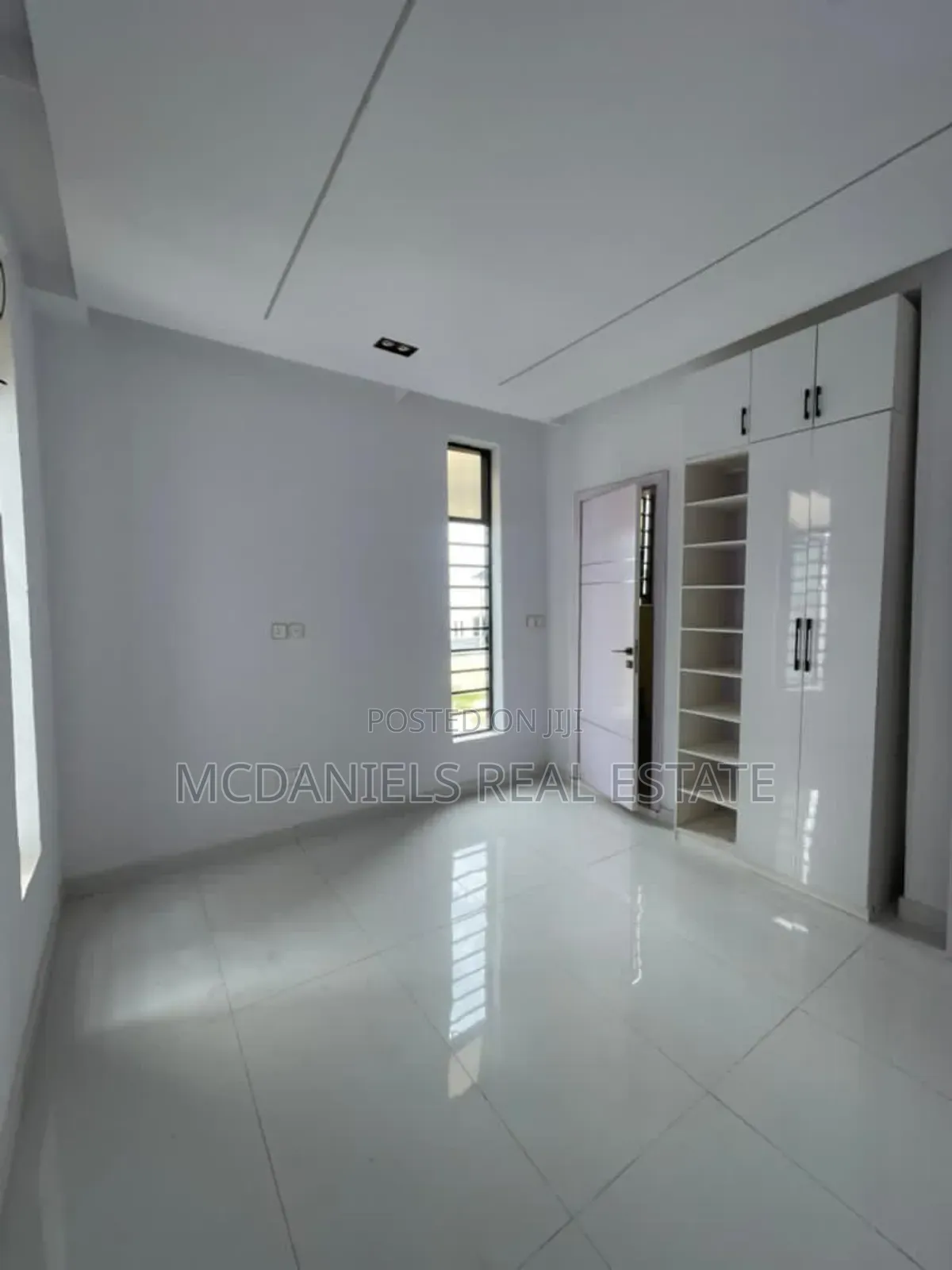 5bdrm Duplex in Chevron for sale