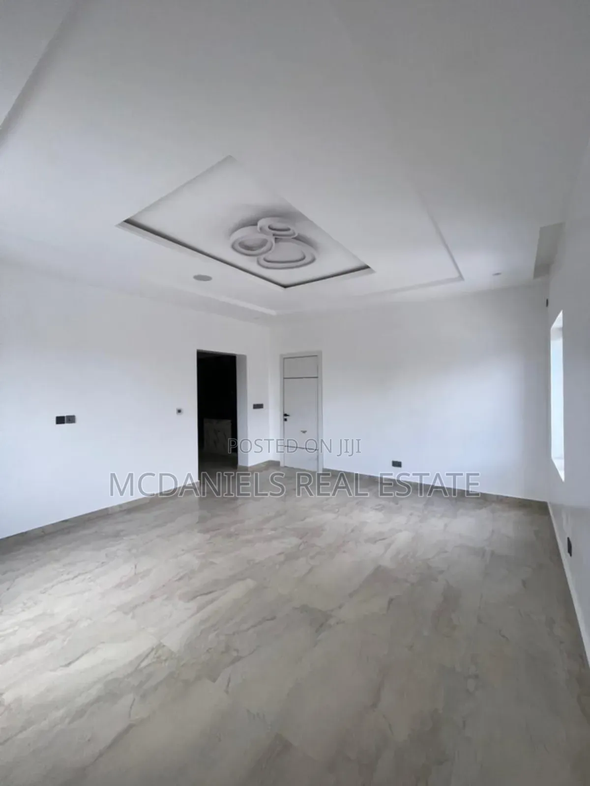 5bdrm Duplex in Chevron for sale
