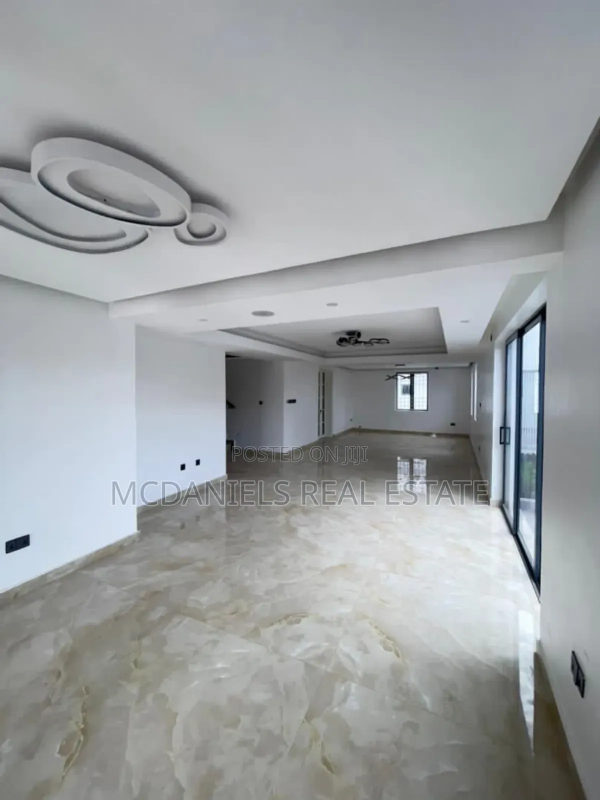 5bdrm Duplex in Chevron for sale