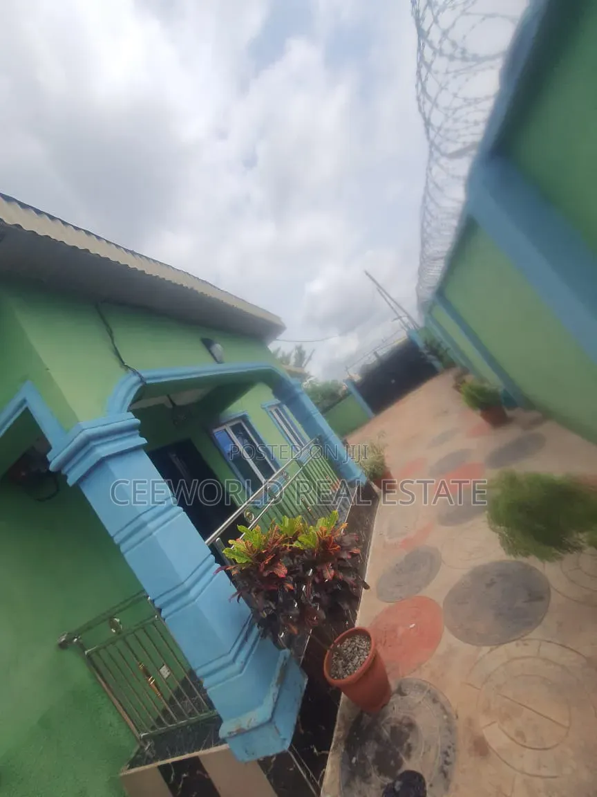 3bdrm Bungalow in Moganna Estate Elebu, Akala Express for rent