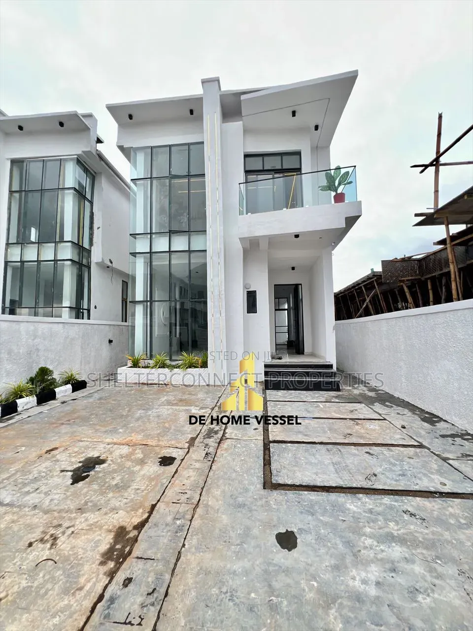 5bdrm Duplex in Chevron for sale