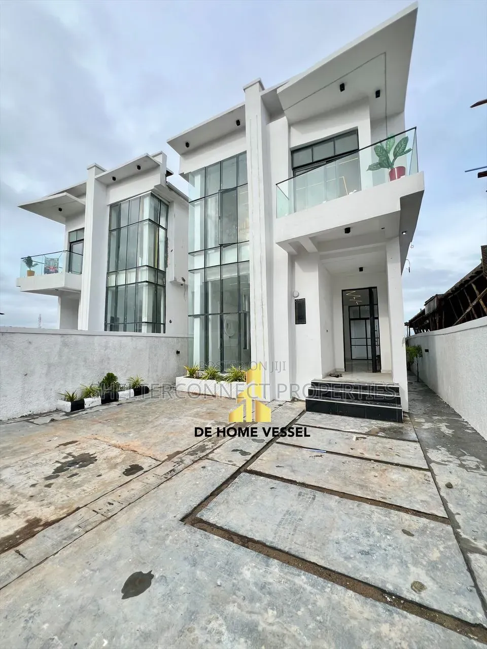 5bdrm Duplex in Chevron for sale
