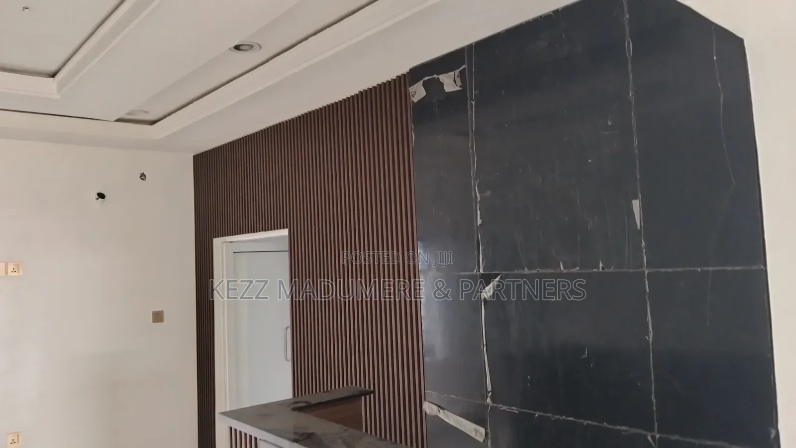 To Let : Semi Furnished 1st Floor Shop at Choba