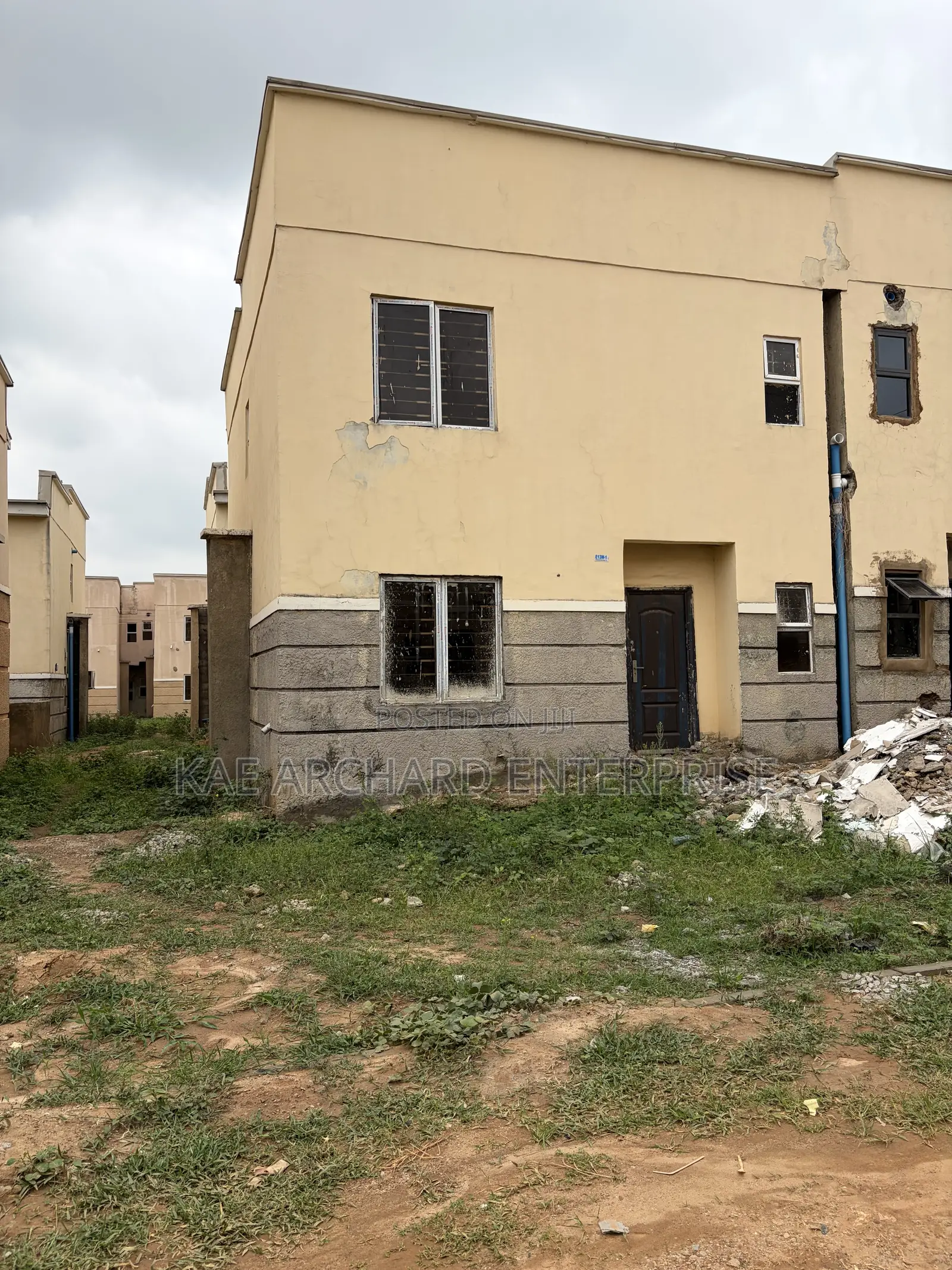 4bdrm Duplex in Brains And Hammers, Life Camp for sale