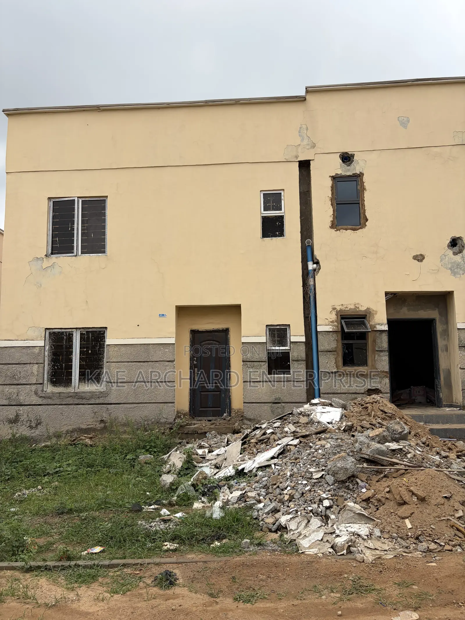 4bdrm Duplex in Brains And Hammers, Life Camp for sale