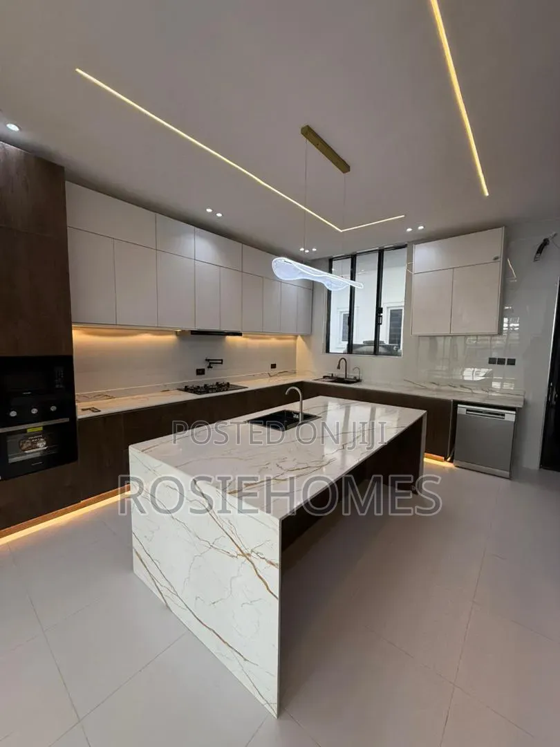5bdrm Duplex in View Estate, Ikota for sale