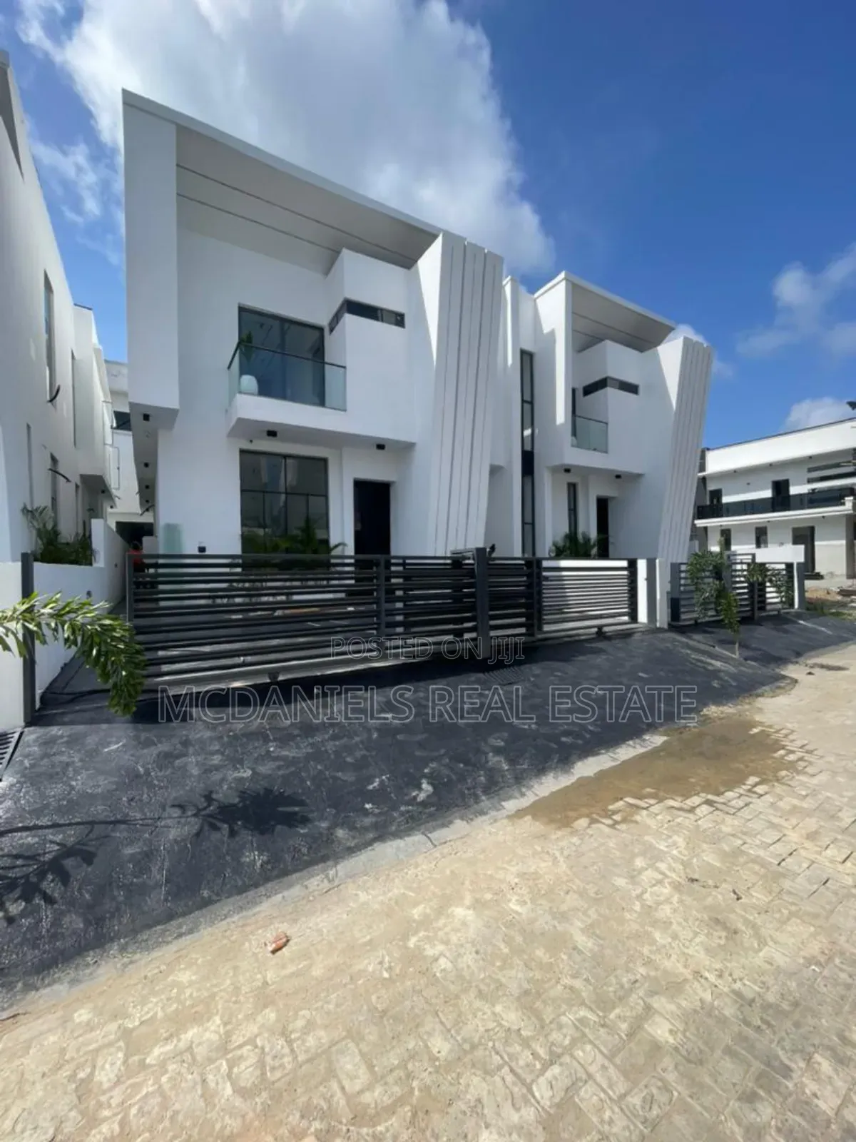 4bdrm Duplex in Chevron for sale
