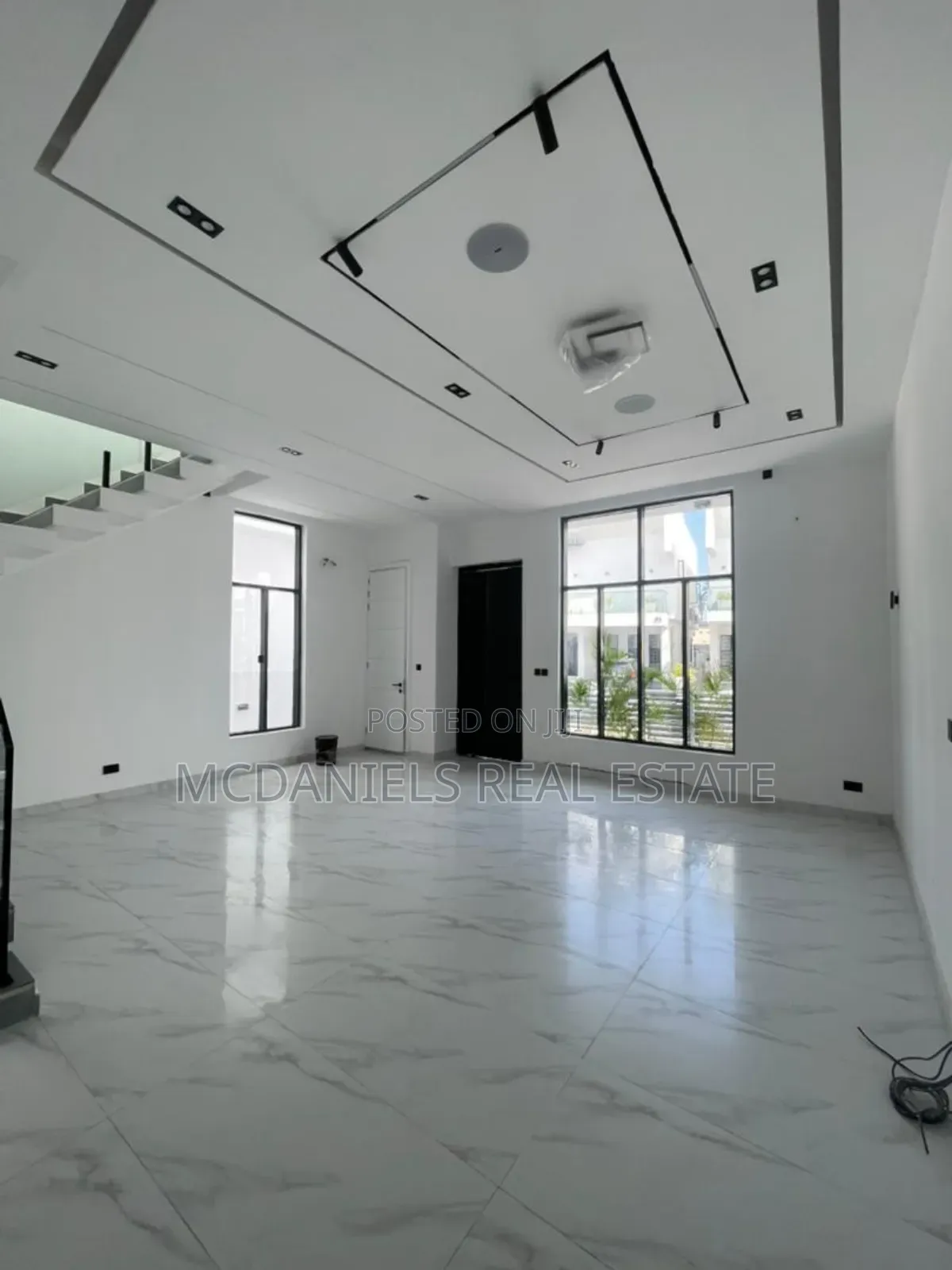 4bdrm Duplex in Chevron for sale