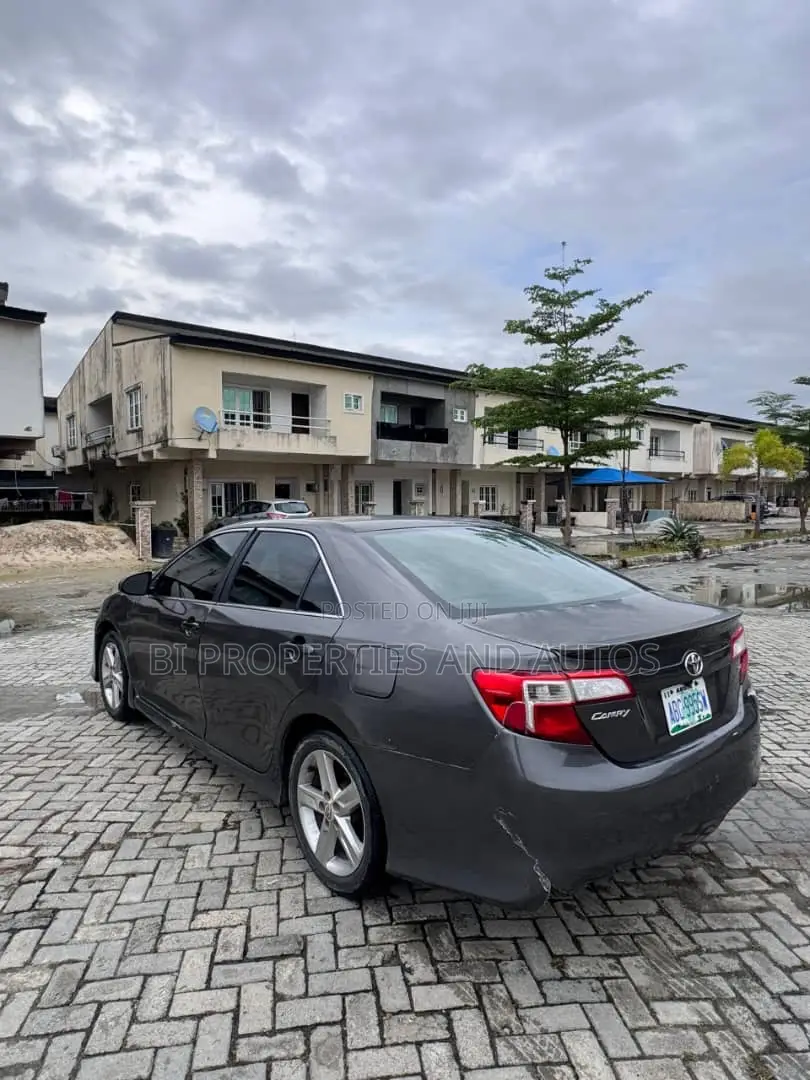 Toyota Camry SE 4dr Sedan (2.5L 4cyl 6A) 2013 Gray