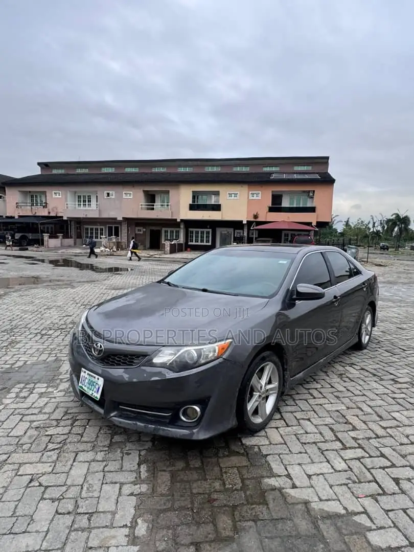 Toyota Camry SE 4dr Sedan (2.5L 4cyl 6A) 2013 Gray