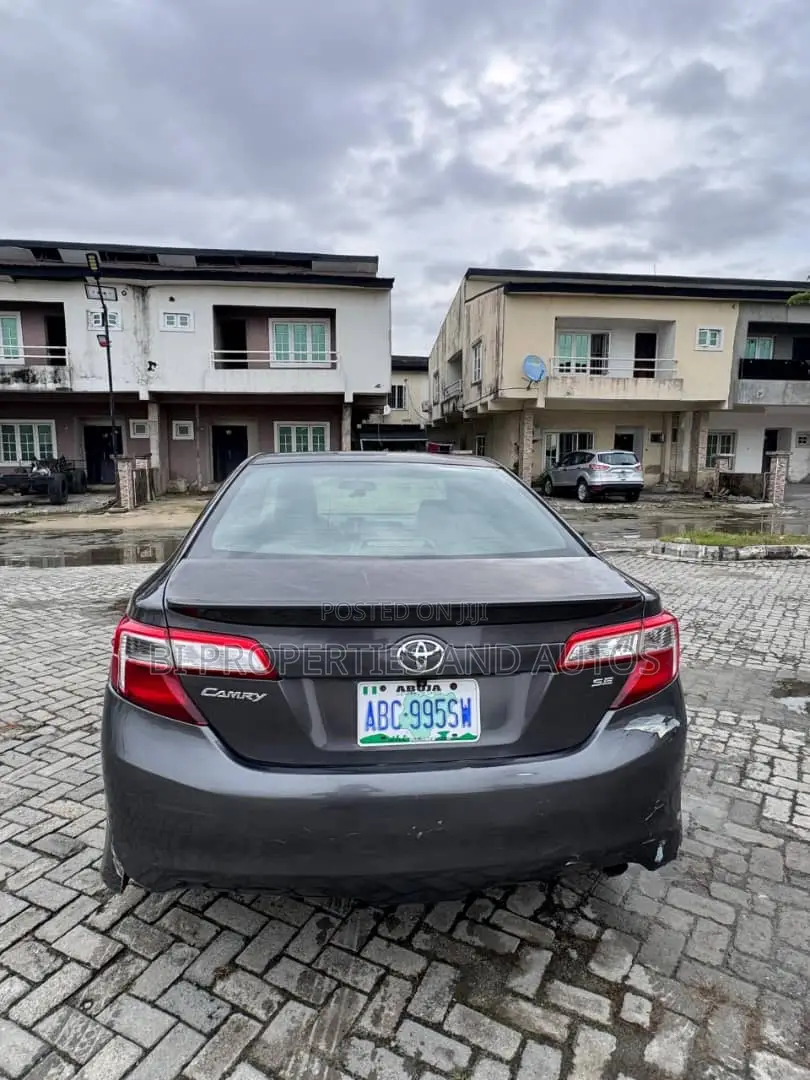Toyota Camry SE 4dr Sedan (2.5L 4cyl 6A) 2013 Gray