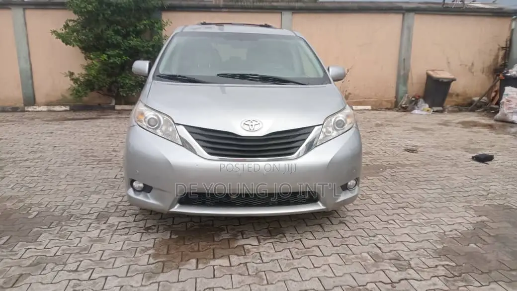 Toyota Sienna XLE FWD 8-Passenger 2013 Silver
