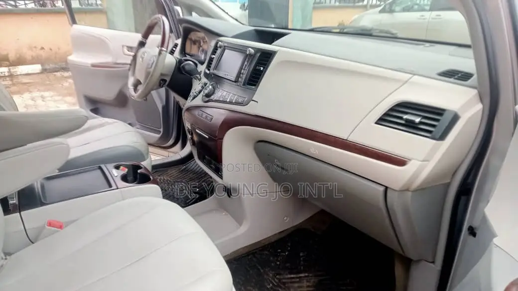 Toyota Sienna XLE FWD 8-Passenger 2013 Silver