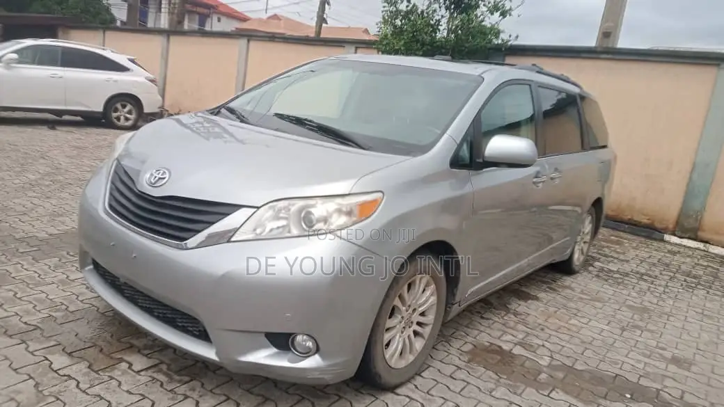 Toyota Sienna XLE FWD 8-Passenger 2013 Silver