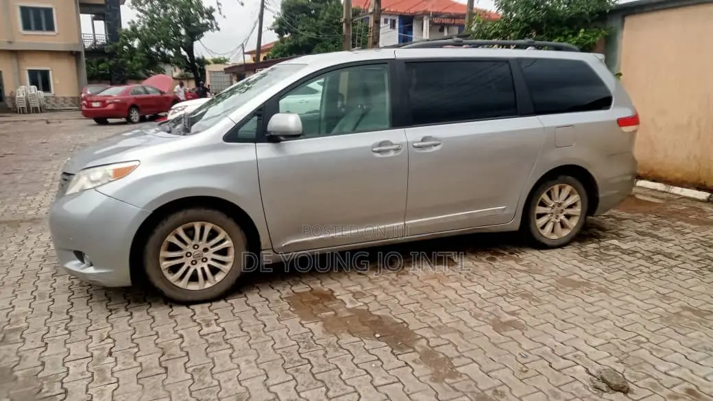 Toyota Sienna XLE FWD 8-Passenger 2013 Silver