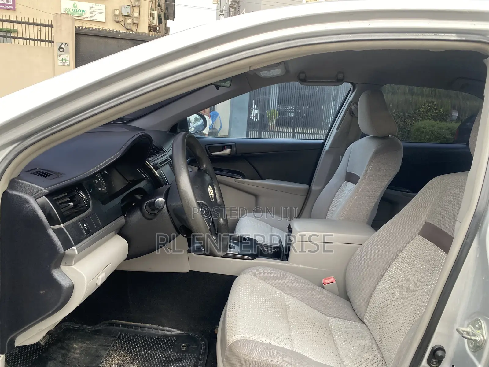 Toyota Camry LE 4dr Sedan w/Prod. End 11/13 (2.5L 4cyl 6A) 2014 Silver