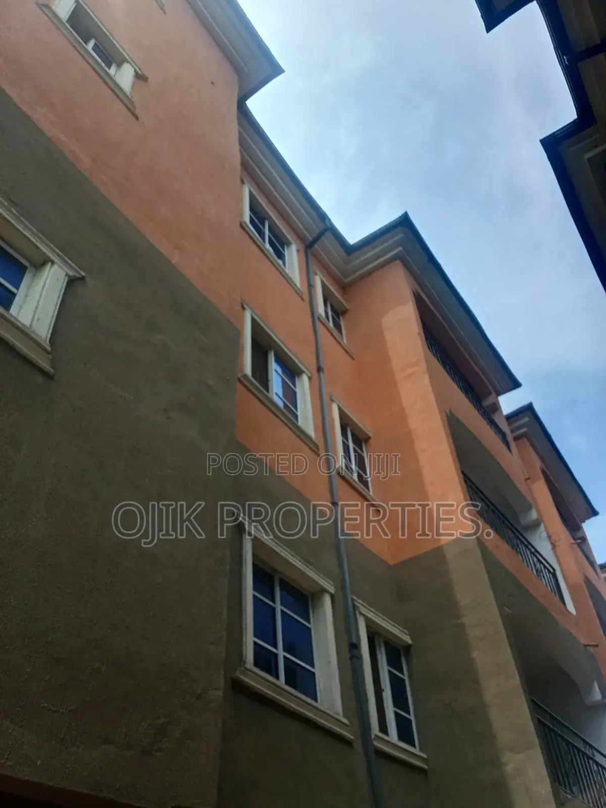8bdrm Apartment in Ojik Properties, Owerri for sale