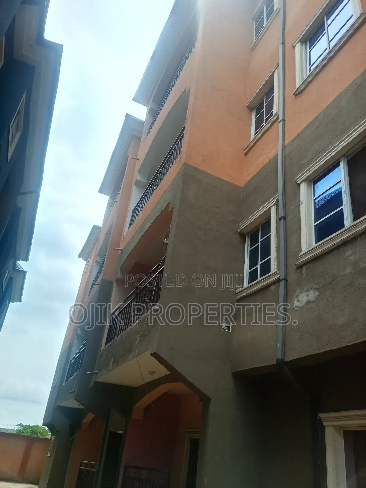 8bdrm Apartment in Ojik Properties, Owerri for sale
