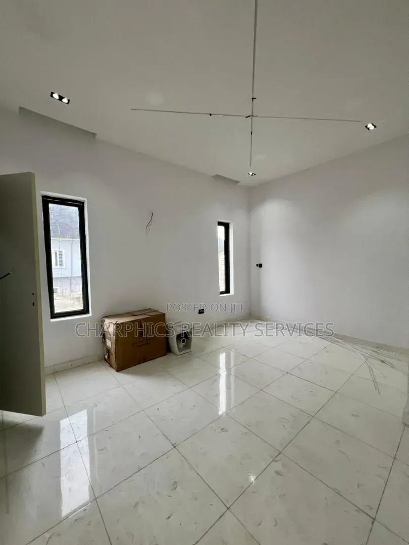 5bdrm Duplex in Chevron for sale