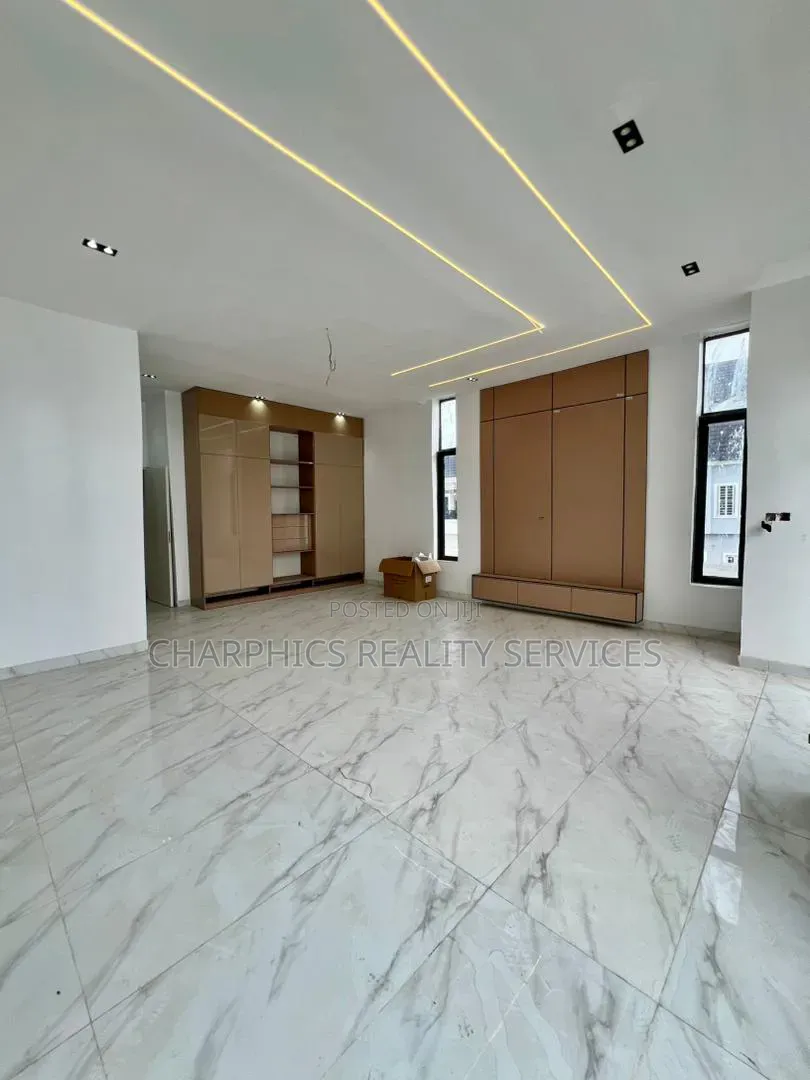 5bdrm Duplex in Chevron for sale