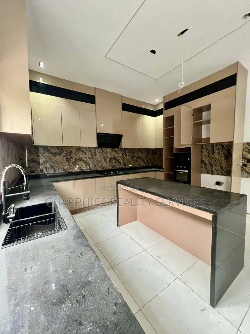 5bdrm Duplex in Chevron for sale