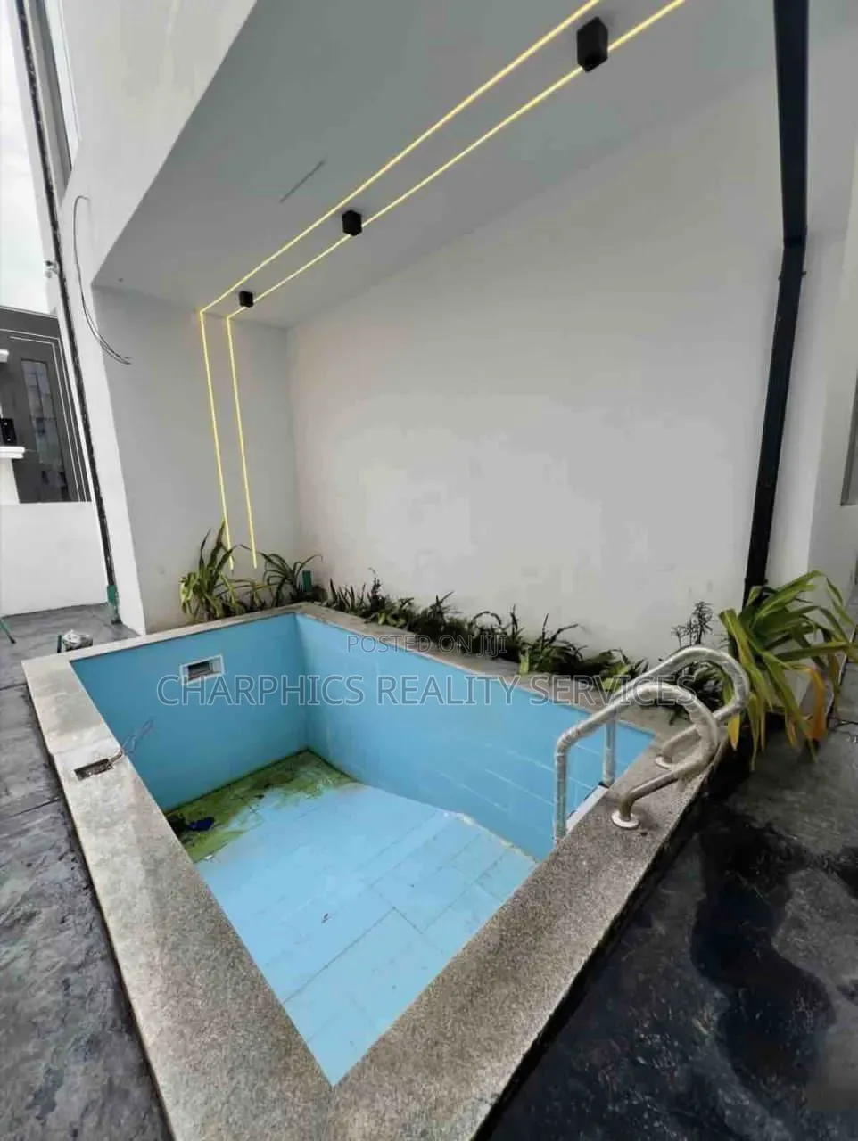 4bdrm Duplex in Chevron for sale