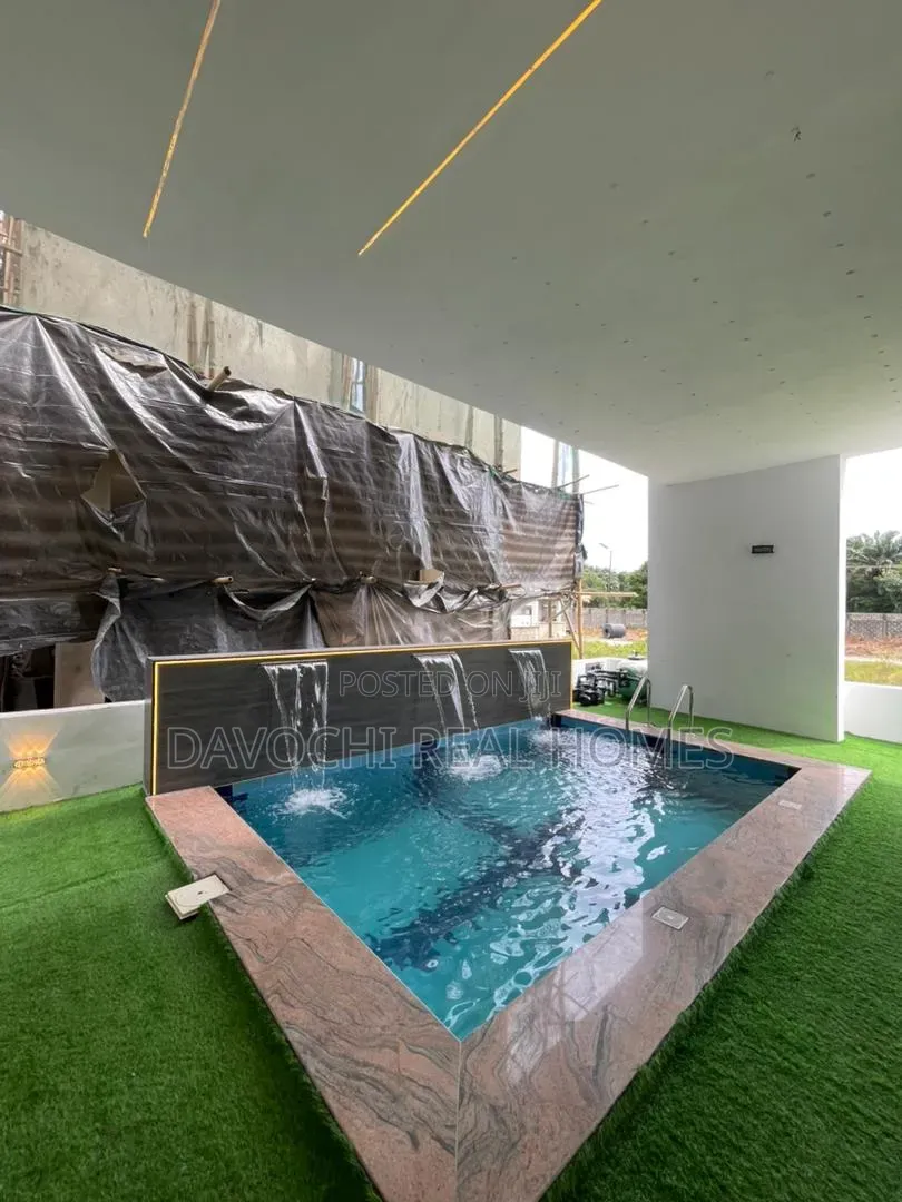 5bdrm Duplex in Chevron for sale