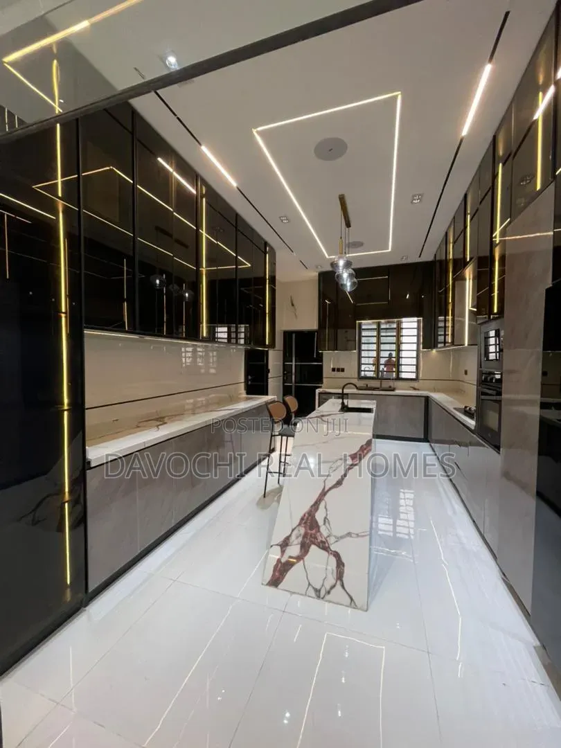 5bdrm Duplex in Chevron for sale