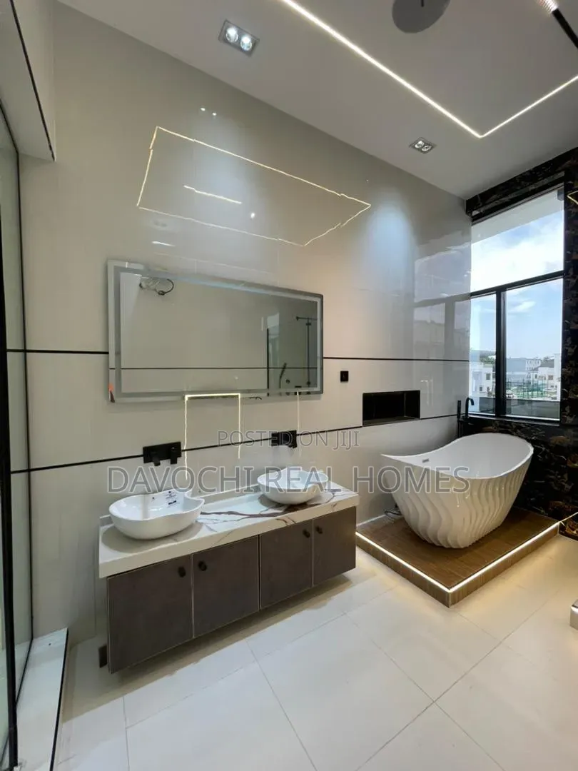 5bdrm Duplex in Chevron for sale