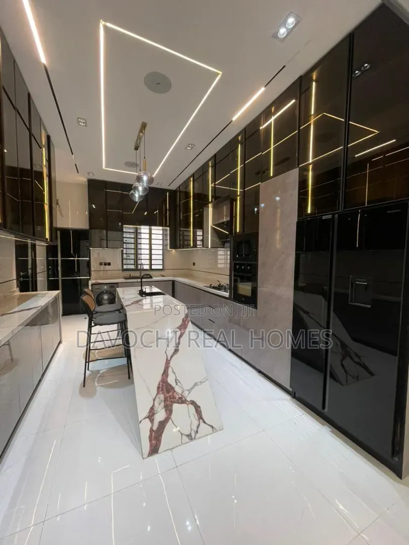 5bdrm Duplex in Chevron for sale