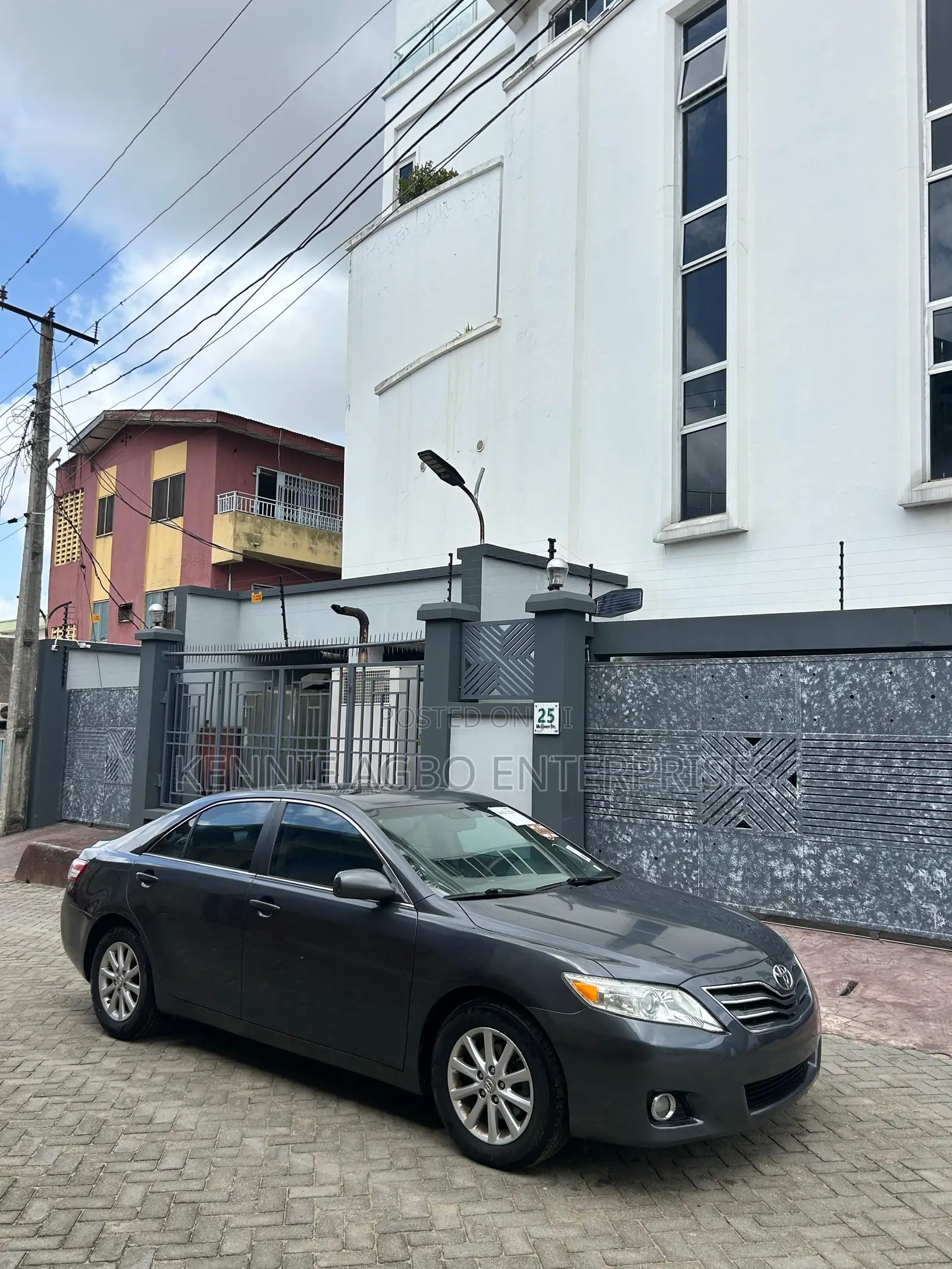 Toyota Camry XLE 4dr Sedan (2.5L 4cyl 6A) 2011 Gray