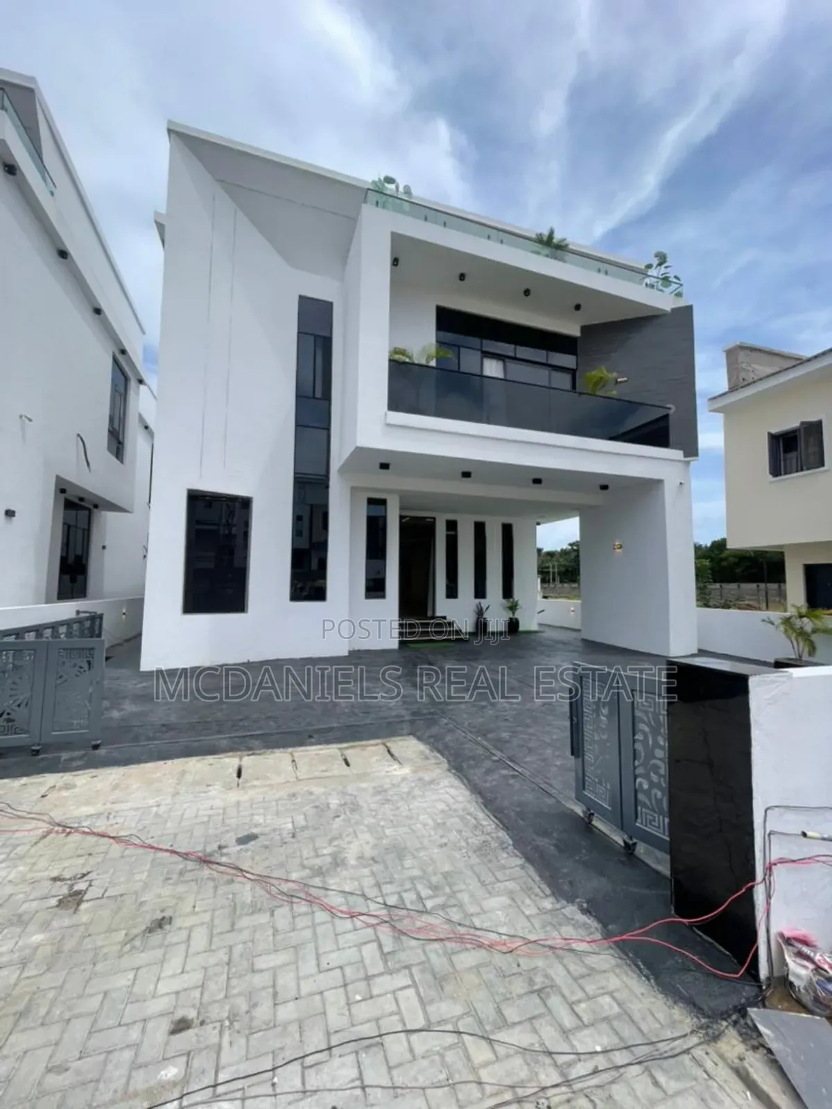 5bdrm Duplex in Chevron for sale